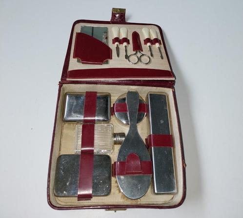 Vintage Toilettas, manicureset 12-delig, eind jaren '60, Sieraden, Tassen en Uiterlijk, Toilettassen, Gebruikt, Rood, Ophalen of Verzenden