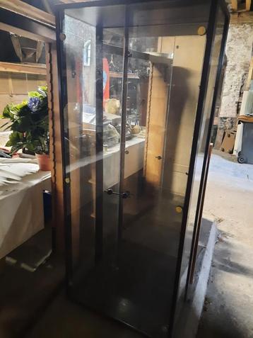 Grote glazen vitrinekast met spiegelwand  beschikbaar voor biedingen