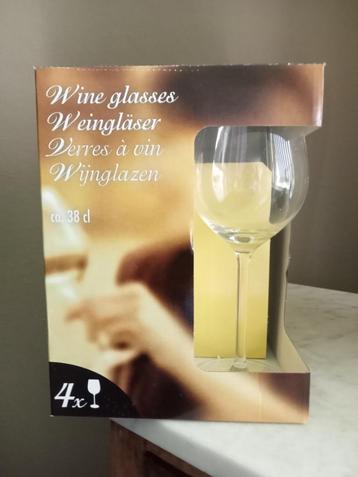 Set 4 luxe Nieuwe Wijnglazen. beschikbaar voor biedingen