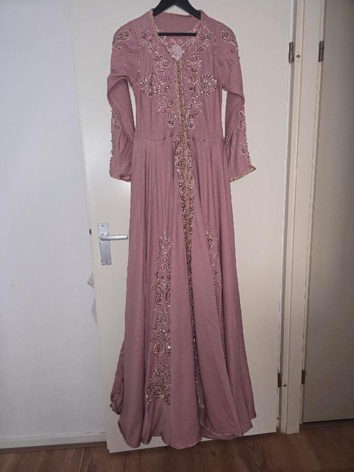 Mooie Kaftan - Perfect voor speciale gelegenheden!, Kleding | Dames, Jurken, Zo goed als nieuw, Maat 38/40 (M), Roze, Onder de knie