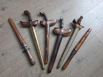 Vier krissen en twee dolken gemaakt van tombak beschikbaar voor biedingen