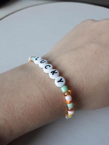 Kralenarmbandje met de tekst lucky beschikbaar voor biedingen