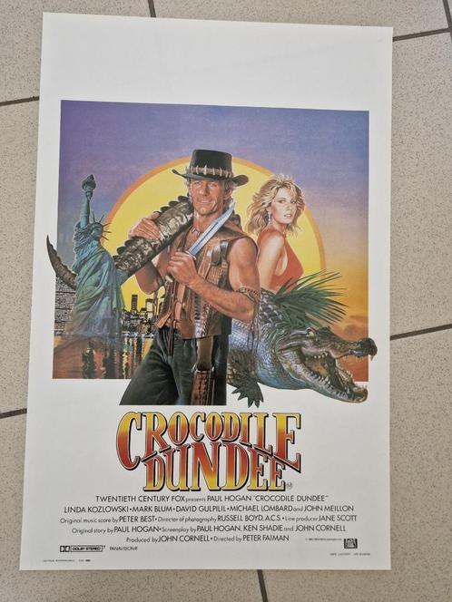 filmaffiche Crocodile Dundee 1986 filmposter, Verzamelen, Posters, Zo goed als nieuw, Film en Tv, A1 t/m A3, Rechthoekig Staand