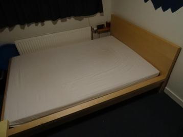 Bed, bureau en planken van studentenkamer beschikbaar voor biedingen