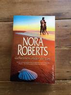 Nora Roberts - Geheimen onder de zon, Ophalen of Verzenden, Zo goed als nieuw, Nederland, Nora Roberts