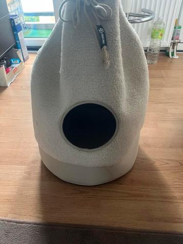 Iglo voor een kat beschikbaar voor biedingen