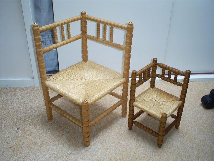 Kleine poppenstoeltjes 2 stuks, Antiek en Kunst, Curiosa en Brocante, Ophalen of Verzenden