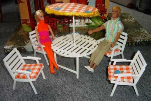 Barbie | Vintage jaren 70 tuinset | 4 tuinstoelen en parasol, Verzamelen, Poppen, Gebruikt, Accessoires, Ophalen of Verzenden