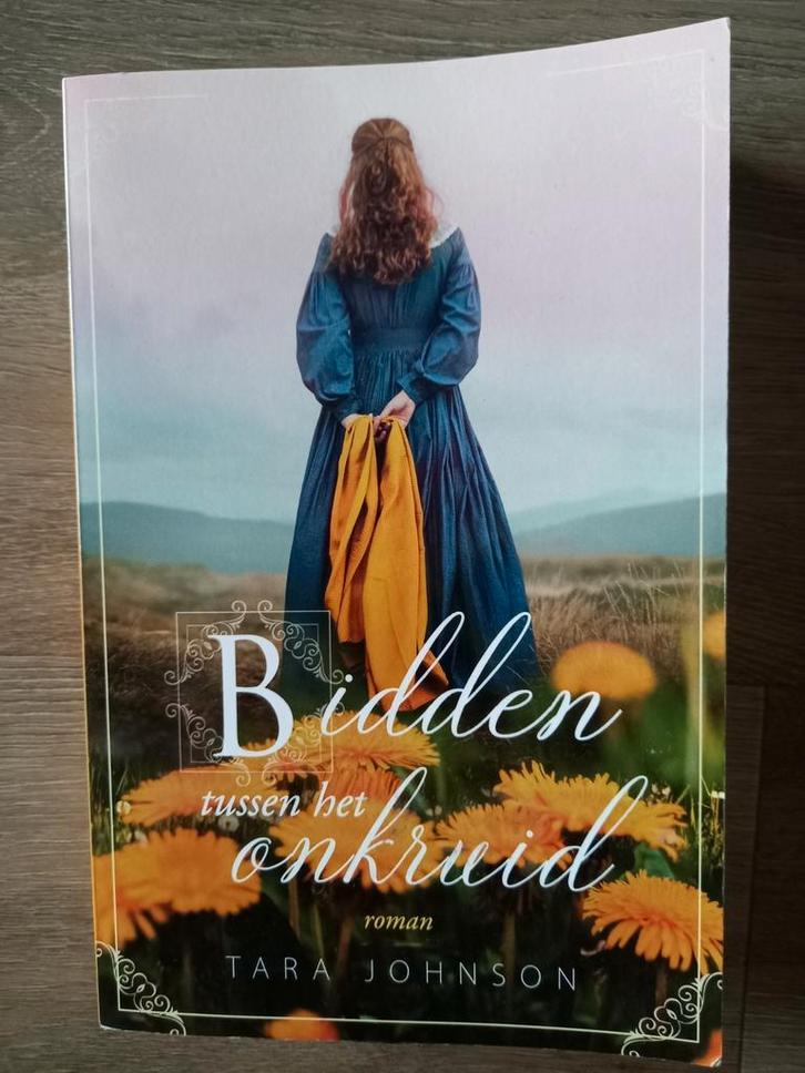 Tara Johnson - Bidden tussen het onkruid, Boeken, Historische romans, Zo goed als nieuw, Ophalen of Verzenden