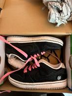 Nike SB Dunk Low Pro QS Medicom Toy Black Pre-school, Kinderen en Baby's, Kinderkleding | Schoenen en Sokken, Ophalen of Verzenden