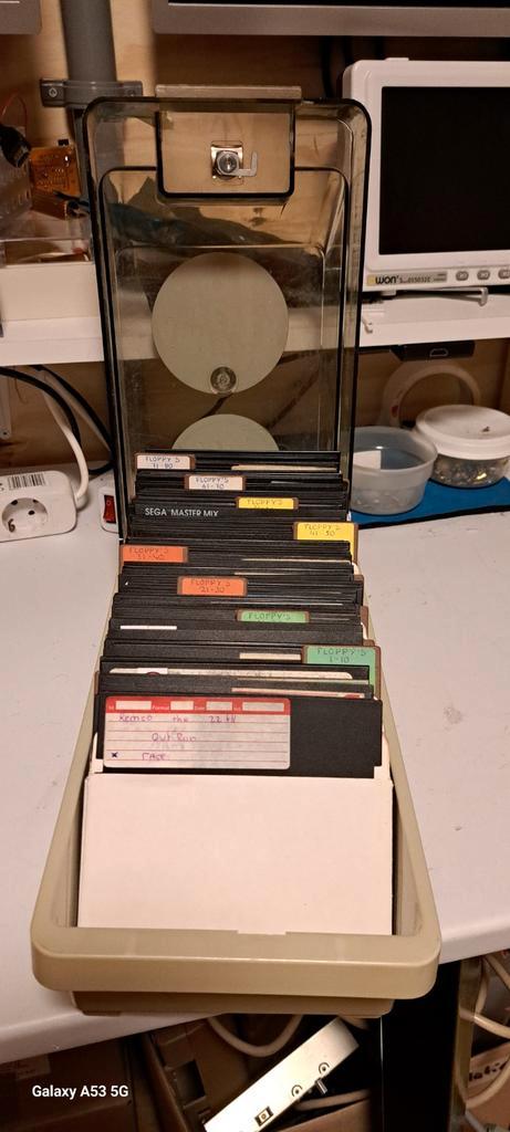 Commodore 64 Software - 80+ Floppy Disks in Opbergbak, Computers en Software, Vintage Computers, Ophalen of Verzenden