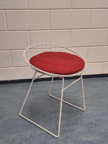 Vintage draadstaal krukje KM 05 UMs Pastoe metalen kruk  beschikbaar voor biedingen