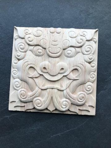 Tibetaans houtsnijwerk voor op een oosterse tibet kast beschikbaar voor biedingen