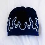 Zwarte beanie met blauwe vlammen - Nieuw!, Kleding | Dames, Ophalen of Verzenden, Nieuw, 55 cm (S, 6⅞ inch) of minder, Pet
