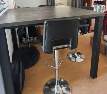 Hoge eettafel /bartafel met barkrukken beschikbaar voor biedingen