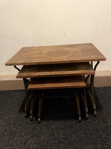 Set van drie houten tafeltjes beschikbaar voor biedingen
