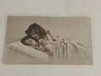 Antieke foto / kunstfoto. 2 meisjes zusjes in bed. Gekleurd, Ophalen