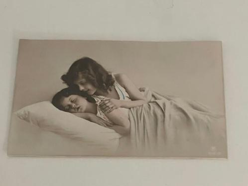 Antieke foto / kunstfoto. 2 meisjes zusjes in bed. Gekleurd, Antiek en Kunst, Kunst | Tekeningen en Foto's, Ophalen