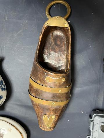 Oude Houten Klomp met Metalen Details beschikbaar voor biedingen
