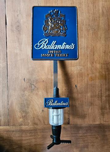 Oude Ballantine's whiskey nondrip dispenser met flesbeugel  beschikbaar voor biedingen