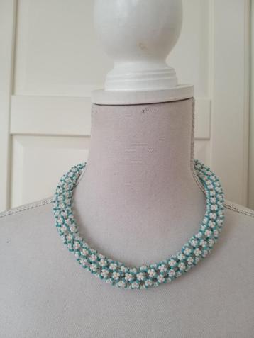 Vintage licht blauwe en witte glaskraaltjes choker ketting beschikbaar voor biedingen
