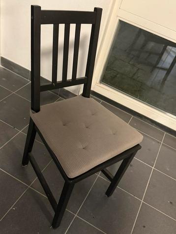 Houten stoel geschikt voor eettafel of dagelijks gebruik beschikbaar voor biedingen