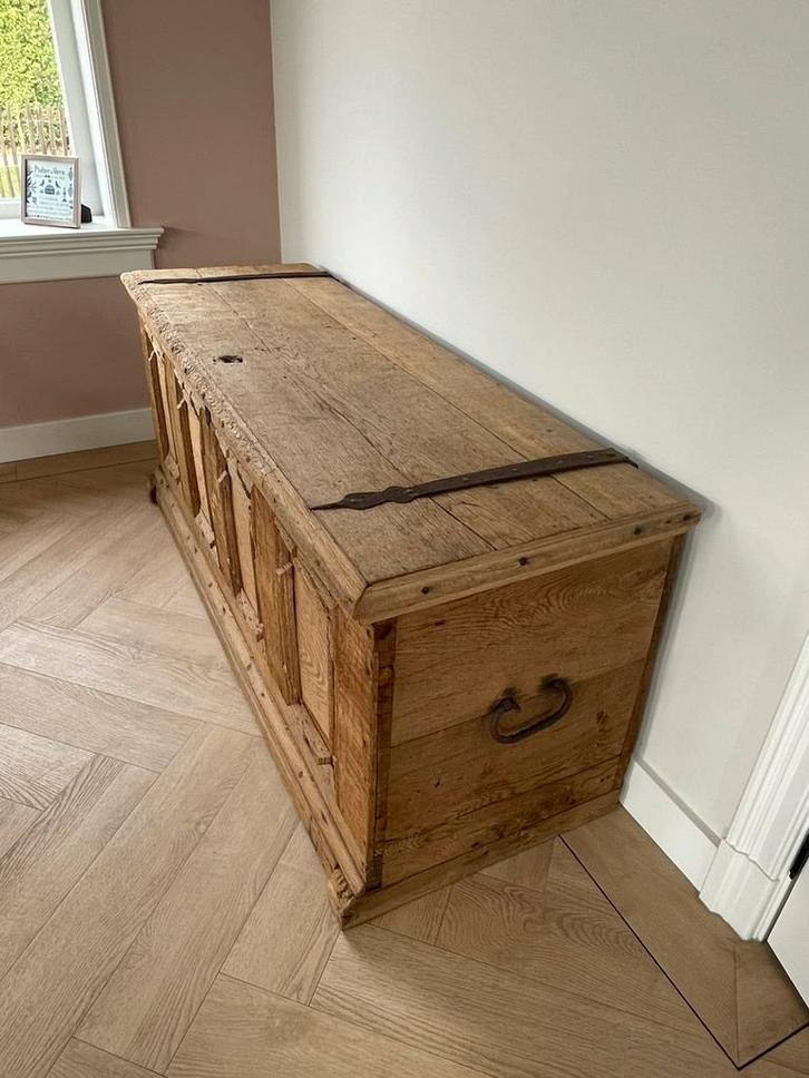 Eikenhouten dekenkist 18e eeuw met smeedijzeren beslag, Huis en Inrichting, Woonaccessoires | Kisten, Zo goed als nieuw, Minder dan 50 cm
