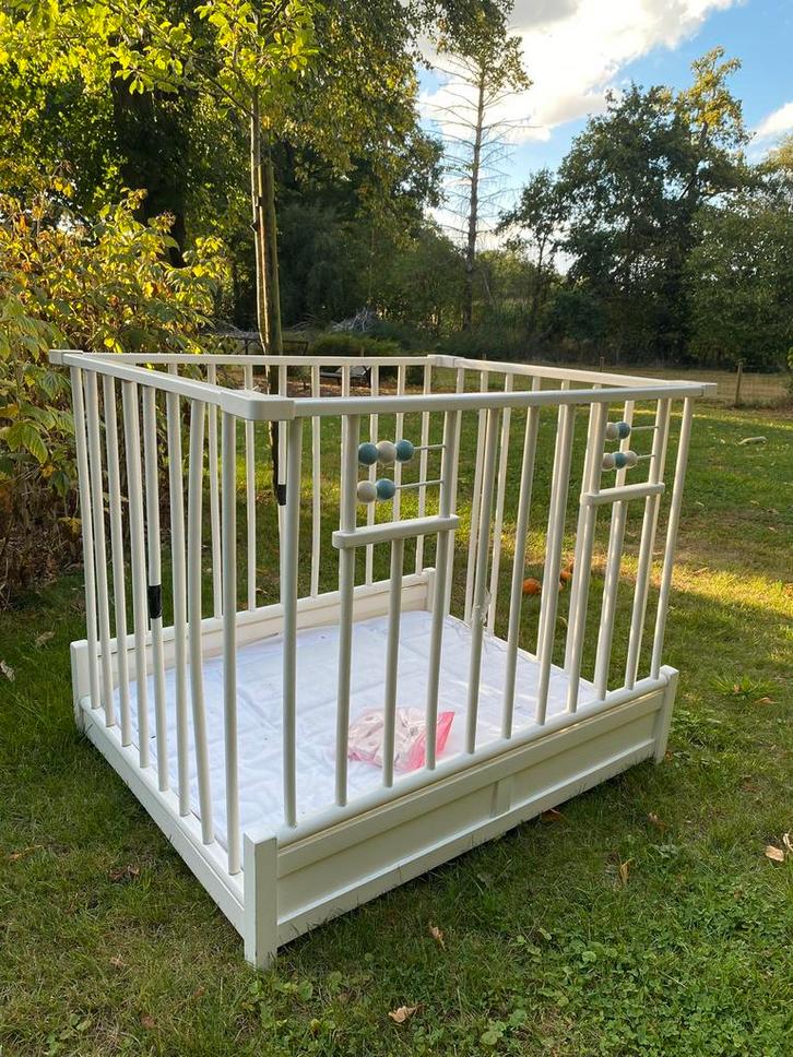 Witte box van Kibofa iclusief boxmatras, Kinderen en Baby's, Boxen, Gebruikt, Vierkant, In hoogte verstelbaar, Ophalen