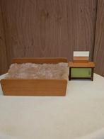 Vintage bedje met nachtkastje Poppenhuis, Verzamelen, Poppenhuizen en Toebehoren, Ophalen of Verzenden, Gebruikt, Poppenhuis