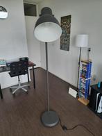 Grijze staande lamp, Huis en Inrichting, Lampen | Vloerlampen, Industrieel, 150 tot 200 cm, Metaal, Zo goed als nieuw