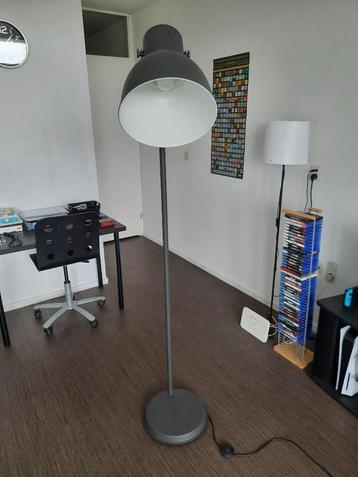 Grijze staande lamp