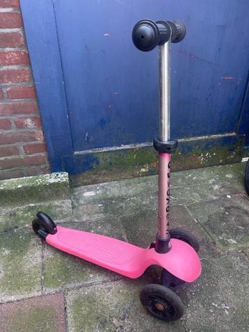 roze easy step met lichtjes in de wielen beschikbaar voor biedingen