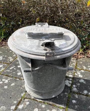 oude en aparte zinken vuilnisbak uit Antwerpen. beschikbaar voor biedingen