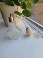 Vintage Stijl Parfumfles Wit - Leuke Waaiervorm met Verstuiv, Antiek en Kunst, Ophalen of Verzenden