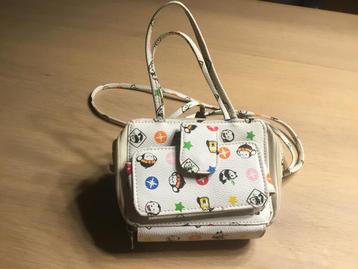 Wit meisjestasje met leuke print, hengsels en schouderband beschikbaar voor biedingen