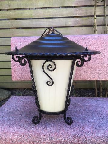 Antieke buitenlamp beschikbaar voor biedingen