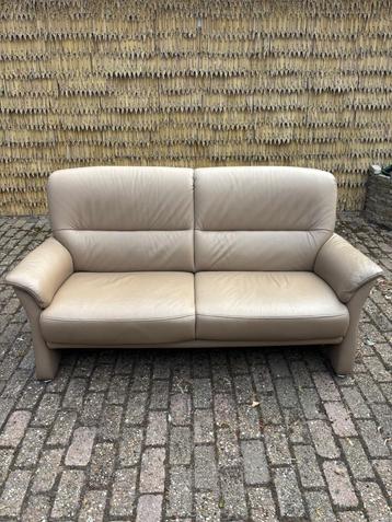 Leren 2–2,5 zits bank – taupe – hoge rug beschikbaar voor biedingen