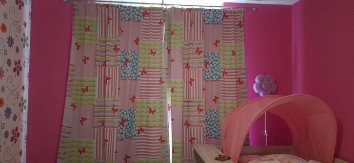 Vrolijke gordijnen met bijpassende poef, Kinderen en Baby's, Kinderkamer | Inrichting en Decoratie, Zo goed als nieuw, Gordijnen of Lamellen