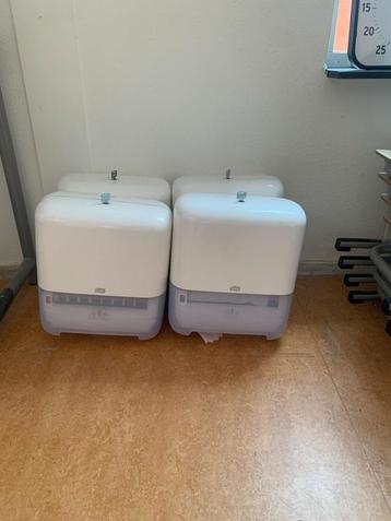 4 Tork handdoekdispensers beschikbaar voor biedingen