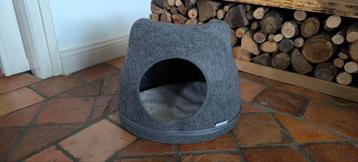 Katten mand beschikbaar voor biedingen