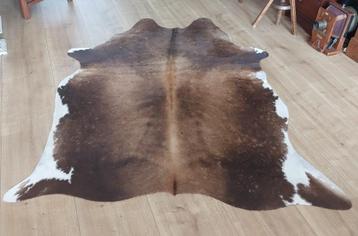 vloerkleed koeienhuid bruin mahonie met randje wit beschikbaar voor biedingen