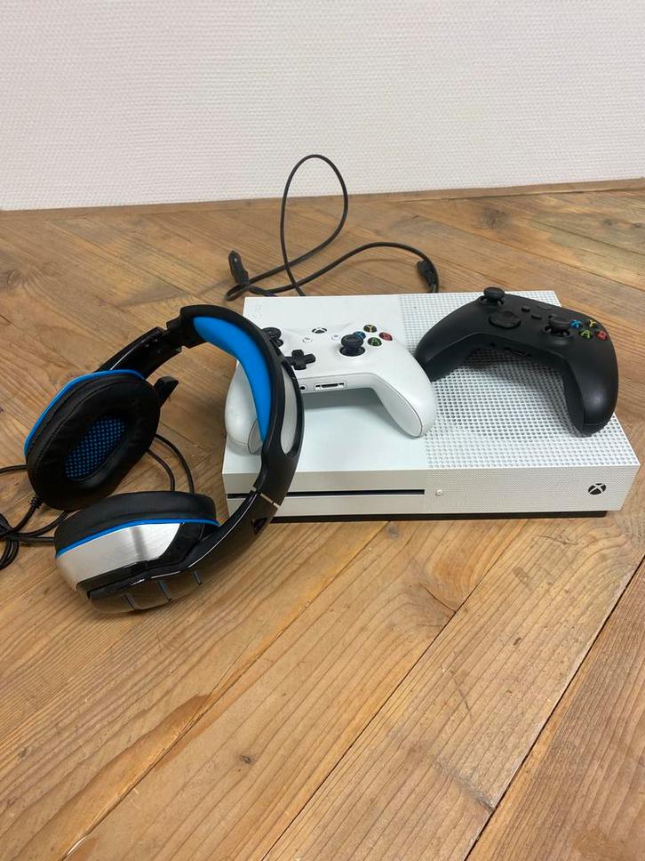 Xbox one S incl. Controllers en headset, Spelcomputers en Games, Games | Xbox One, Zo goed als nieuw, 2 spelers, Vanaf 3 jaar