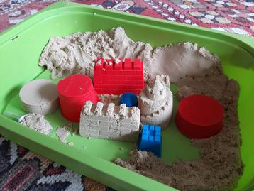 Kinetisch zand met speelmateriaal, leuk kinderspeelgoed beschikbaar voor biedingen
