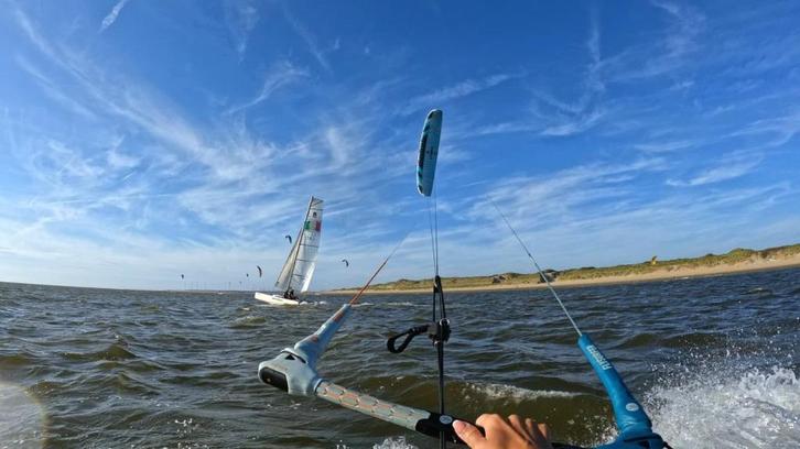 Flysurfer Sonic 4 10m, Watersport en Boten, Kitesurfen, Zo goed als nieuw, Kite, 10 m², Geen board, Ophalen