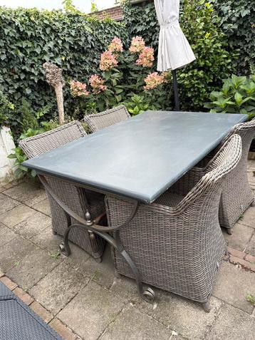 GRATIS - hardstenen tuintafel beschikbaar voor biedingen