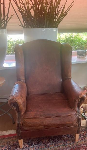 Rundlederen oorfauteuil beschikbaar voor biedingen