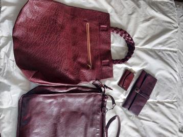 Twee tassen bordeaurood en etui voor sieraden en sleutels beschikbaar voor biedingen