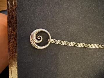 Prachtige handgemaakte hanger – Koru design uit Nieuw-Zeelan beschikbaar voor biedingen