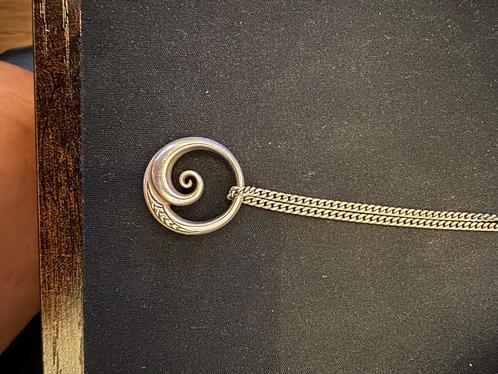 Prachtige handgemaakte hanger – Koru design uit Nieuw-Zeelan, Sieraden, Tassen en Uiterlijk, Kettinghangers, Zo goed als nieuw