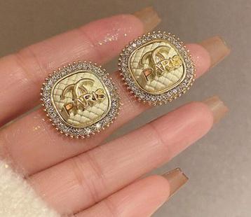 Chique oorbellen goud beige beschikbaar voor biedingen